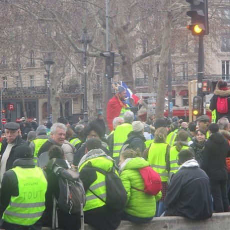 Gilets jaunes in the place de la République in Paris, Photo CC by Thomon